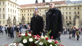 Rektor Masarykovy univerzity v Brně Mikuláš Bek (vpravo) 28. října 2017 na Hradčanském náměstí u sochy T. G. Masaryka