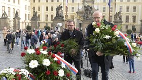 Rektor Masarykovy univerzity v Brně Mikuláš Bek (vpravo) 28. října 2017 na Hradčanském náměstí u sochy T. G. Masaryka