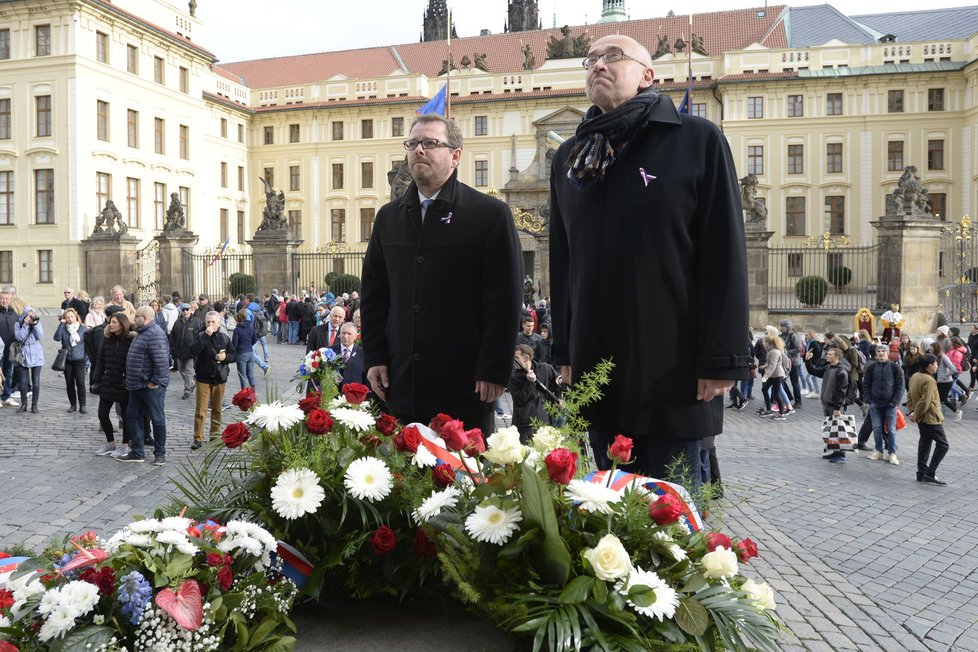 Rektor Masarykovy univerzity v Brně Mikuláš Bek (vpravo) 28. října 2017 na Hradčanském náměstí u sochy T. G. Masaryka.