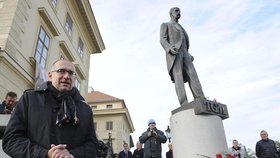 Rektor Masarykovy univerzity v Brně Mikuláš Bek 17. listopadu v Praze