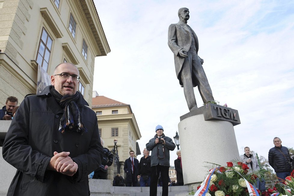 Rektoři vyrazili 28. října 2016 k soše T. G. Masaryka na Hradčanském náměstí: Na snímku Mikuláš Bek, rektor brněnské Masarykovy univerzity.