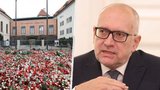 Po teroru na univerzitě řešil Bek se školami přísnější opatření: Omezí nošení zavazadel?
