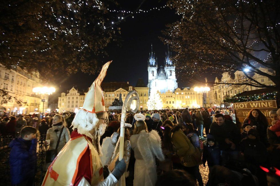 Svátek svatého Mikuláše a davy lidí na Staroměstském náměstí v Praze (5. 12. 2020)