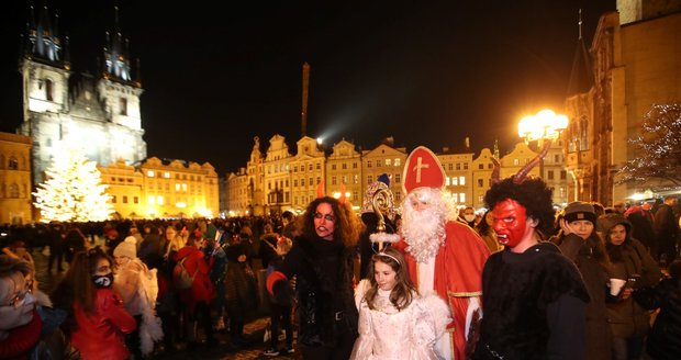 Mikulášové i čerti vyrazili do ulic Prahy. Na Staroměstském náměstí byla hlava na hlavě