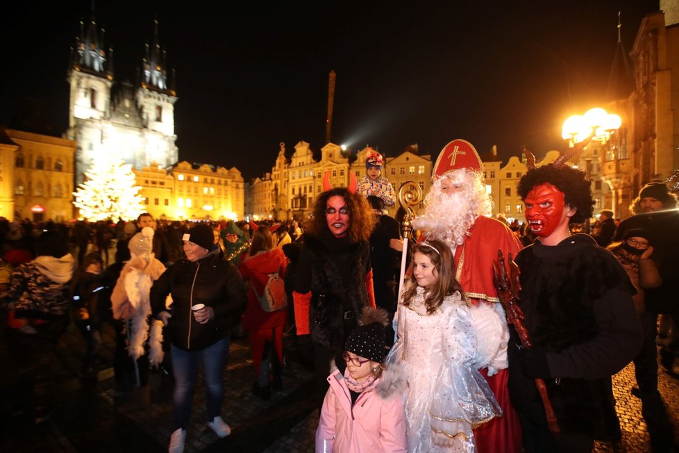 Svátek svatého Mikuláše a davy lidí na Staroměstském náměstí v Praze (5. 12. 2020)