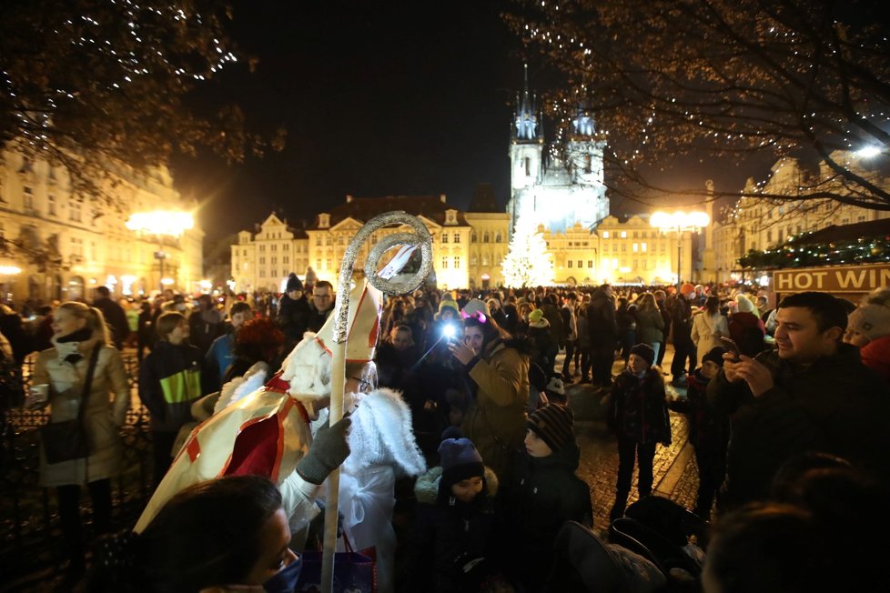 Svátek svatého Mikuláše a davy lidí na Staroměstském náměstí v Praze (5. 12. 2020)
