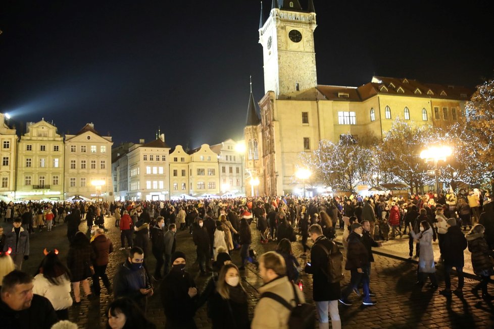 Svátek svatého Mikuláše a davy lidí na Staroměstském náměstí v Praze (5. 12. 2020)