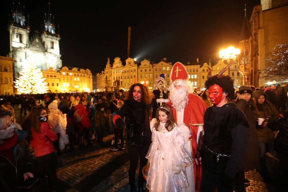 Svátek svatého Mikuláše a davy lidí na Staroměstském náměstí v Praze (5. 12. 2020)