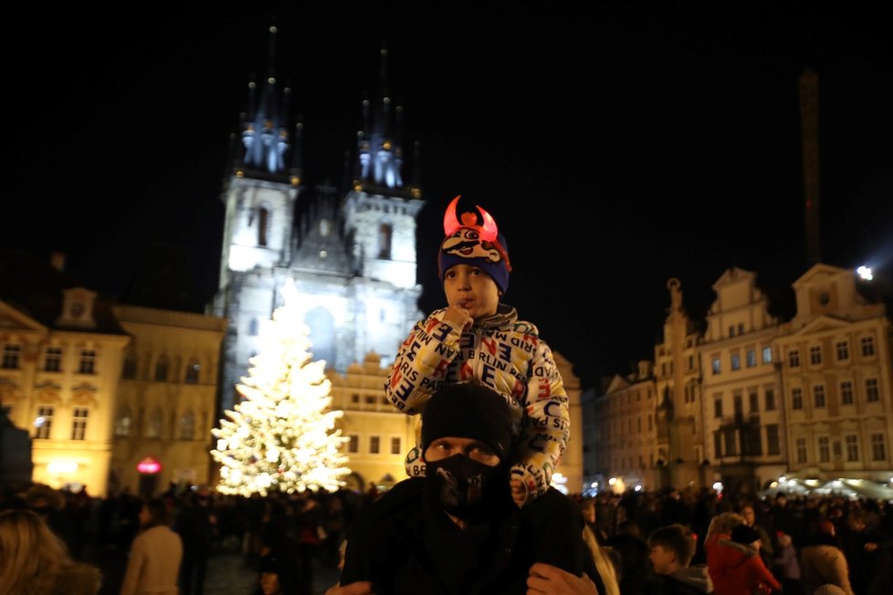 Svátek svatého Mikuláše a davy lidí na Staroměstském náměstí v Praze (5. 12. 2020)