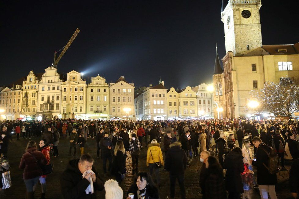 Svátek svatého Mikuláše a davy lidí na Staroměstském náměstí v Praze (5. 12. 2020)