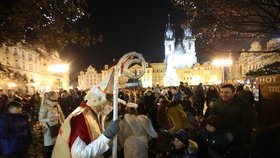 Svátek svatého Mikuláše a davy lidí na Staroměstském náměstí v Praze (5. 12. 2020)