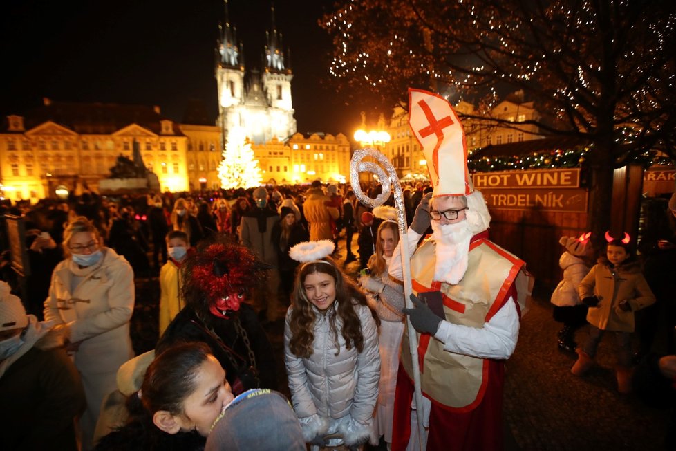 Svátek svatého Mikuláše a davy lidí na Staroměstském náměstí v Praze (5. 12. 2020)