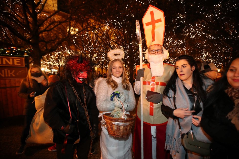 Svátek svatého Mikuláše a davy lidí na Staroměstském náměstí v Praze (5. 12. 2020)