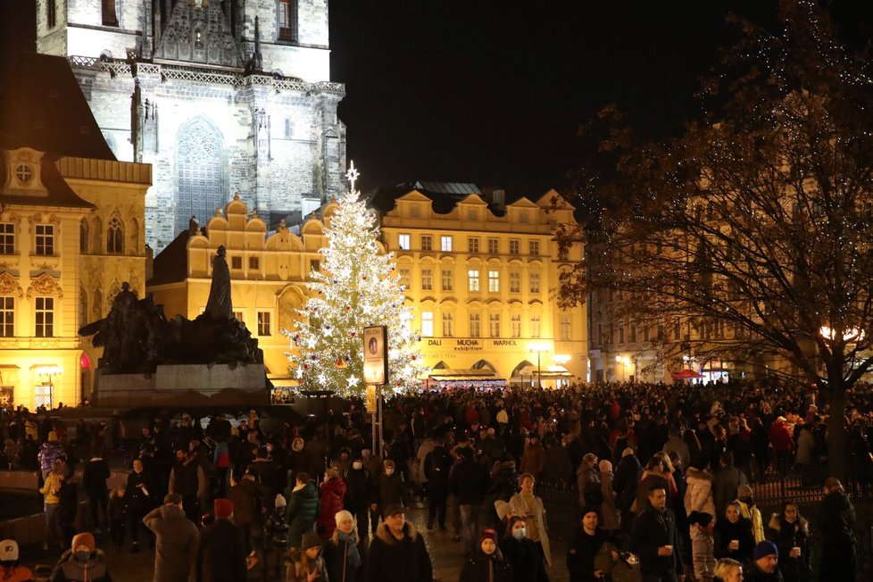 Svátek svatého Mikuláše a davy lidí na Staroměstském náměstí v Praze (5. 12. 2020)