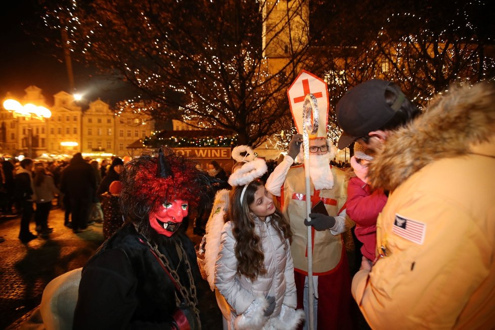 Svátek svatého Mikuláše a davy lidí na Staroměstském náměstí v Praze (5. 12. 2020)