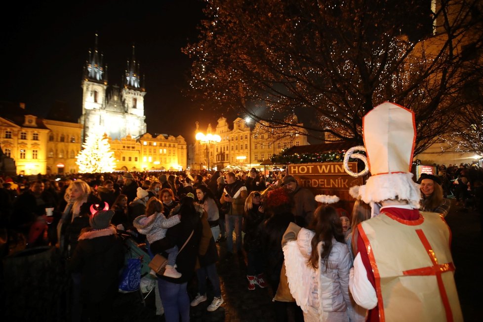 Svátek svatého Mikuláše a davy lidí na Staroměstském náměstí v Praze (5. 12. 2020)