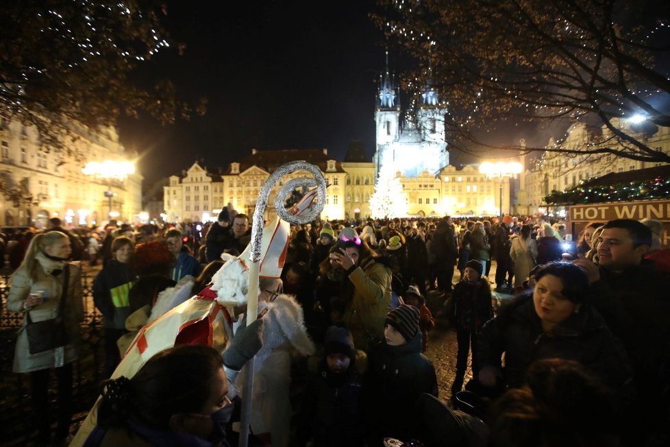 Svátek svatého Mikuláše a davy lidí na Staroměstském náměstí v Praze (5. 12. 2020)