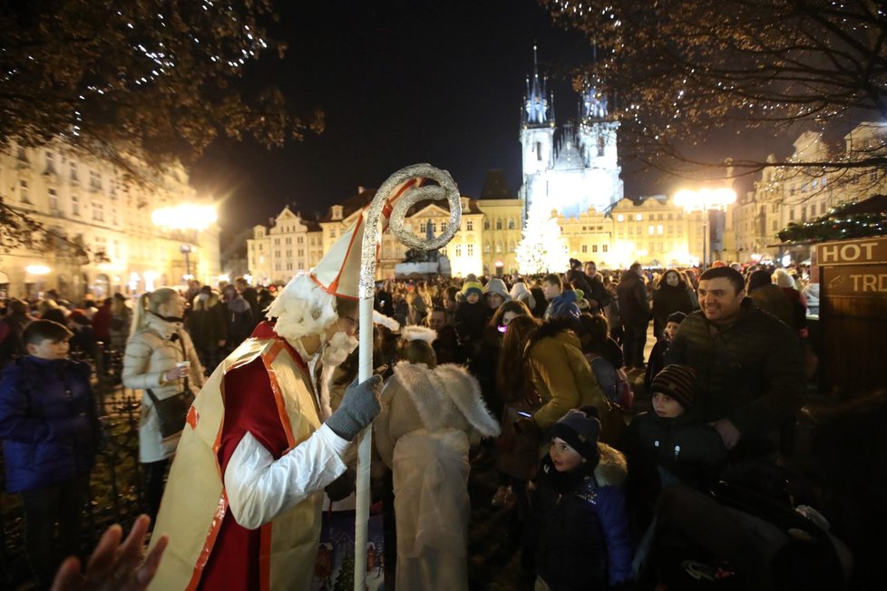 Svátek svatého Mikuláše a davy lidí na Staroměstském náměstí v Praze (5. 12. 2020)