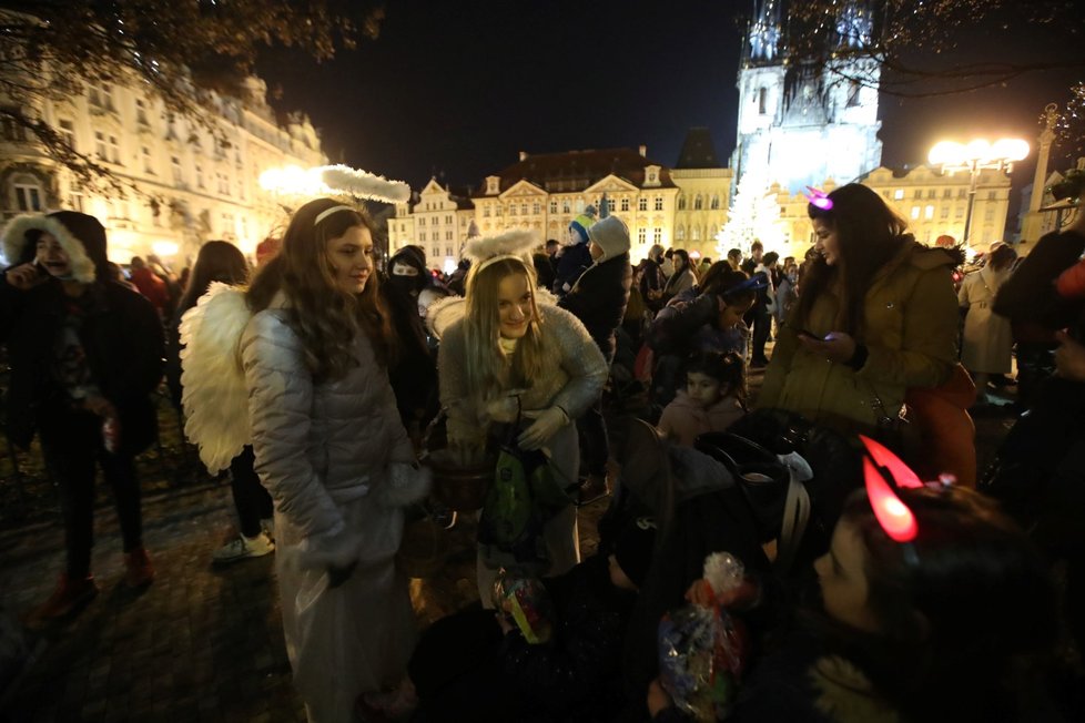 Svátek svatého Mikuláše a davy lidí na Staroměstském náměstí v Praze (5. 12. 2020)