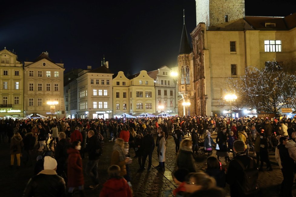 Svátek svatého Mikuláše a davy lidí na Staroměstském náměstí v Praze (5. 12. 2020)