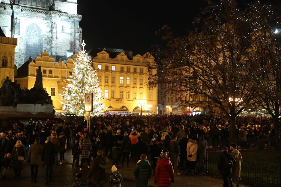 Svátek svatého Mikuláše a davy lidí na Staroměstském náměstí v Praze (5. 12. 2020)