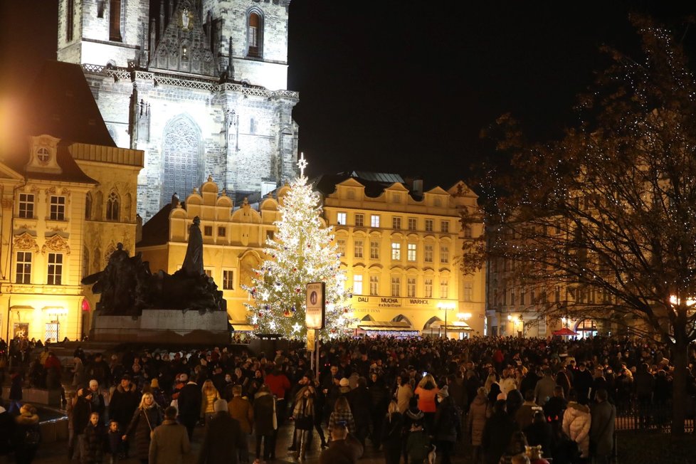 Svátek svatého Mikuláše a davy lidí na Staroměstském náměstí v Praze (5. 12. 2020)