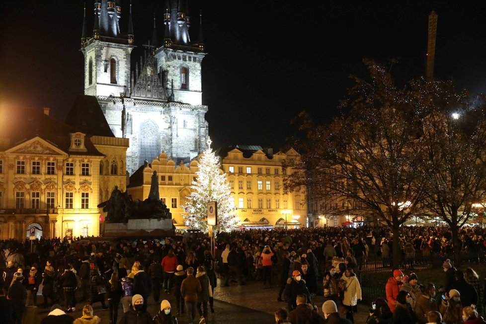 Svátek svatého Mikuláše a davy lidí na Staroměstském náměstí v Praze (5. 12. 2020)