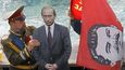 Muž v uniformě cara Mikuláše II. (vlevo) pózuje na Rudém náměstí v Moskvě vedle figuríny ruského prezidenta Vladimira Putina a vlajky se sovětským diktátorem Josifem Stalinem.