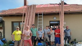 Mirkovi tornádo odfouklo střechu i pejsky: Pomohl mu Napoleon i desítky dobrovolníků