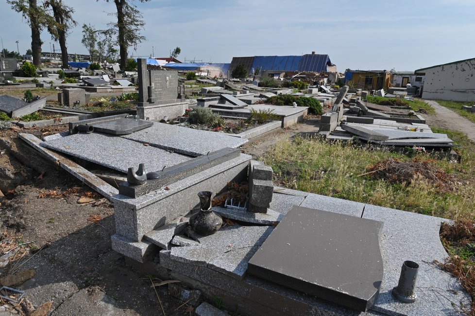 Poničený hřbitov v Mikulčicích na Hodonínsku na snímku z 5. července 2021. Obcí se 24. června prohnalo tornádo.