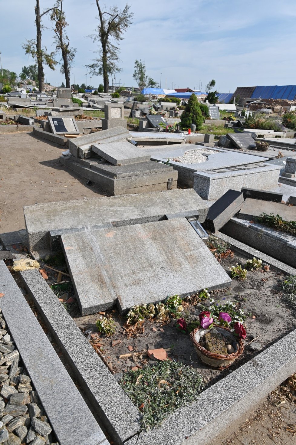 Poničený hřbitov v Mikulčicích na Hodonínsku na snímku z 5. července 2021. Obcí se 24. června prohnalo tornádo.