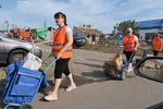 V Mikulčicích na Hodonínsku 5. července 2021 pokračovalo odstraňování škod, které v obci způsobily silné bouřky s krupobitím a tornádo.