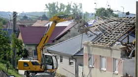 V Mikulčicích na Hodonínsku 5. července 2021 pokračovalo odstraňování škod, které v obci způsobily silné bouřky s krupobitím a tornádo.