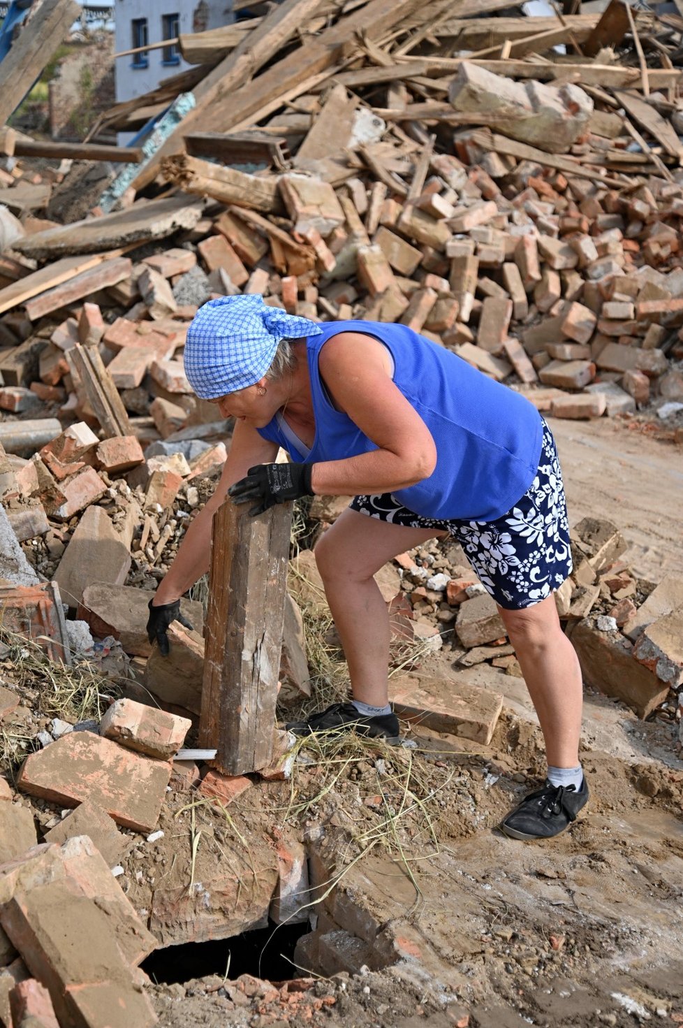 V Mikulčicích na Hodonínsku 5. července 2021 pokračovalo odstraňování škod, které v obci způsobily silné bouřky s krupobitím a tornádo.