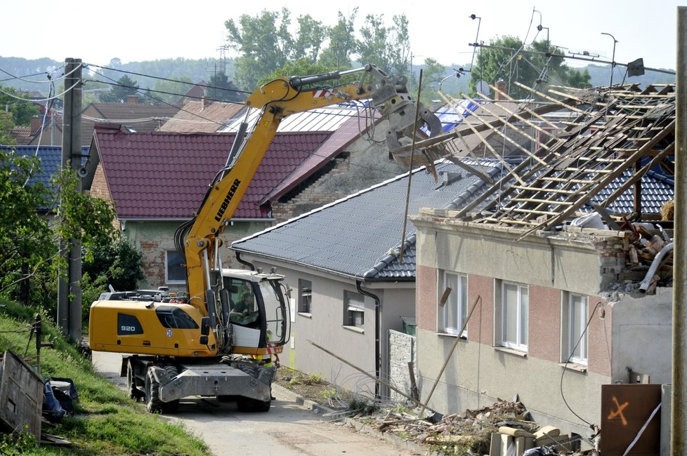 V Mikulčicích na Hodonínsku 5. července 2021 pokračovalo odstraňování škod, které v obci způsobily silné bouřky s krupobitím a tornádo.