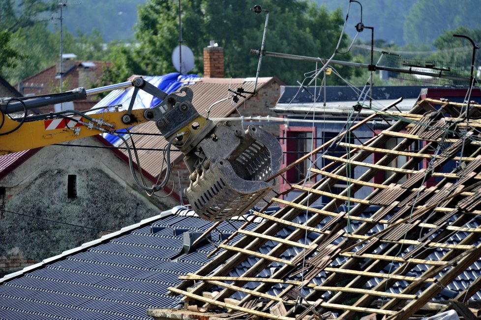 V Mikulčicích na Hodonínsku 5. července 2021 pokračovalo odstraňování škod, které v obci způsobily silné bouřky s krupobitím a tornádo.