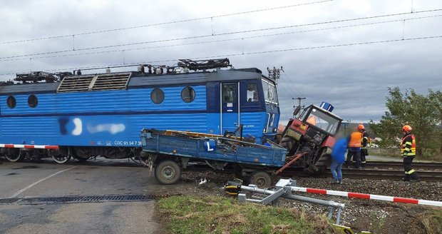 Kolaps dopravního uzlu. Traktor autoškoly se v Mikulčičích srazil s vlakem.