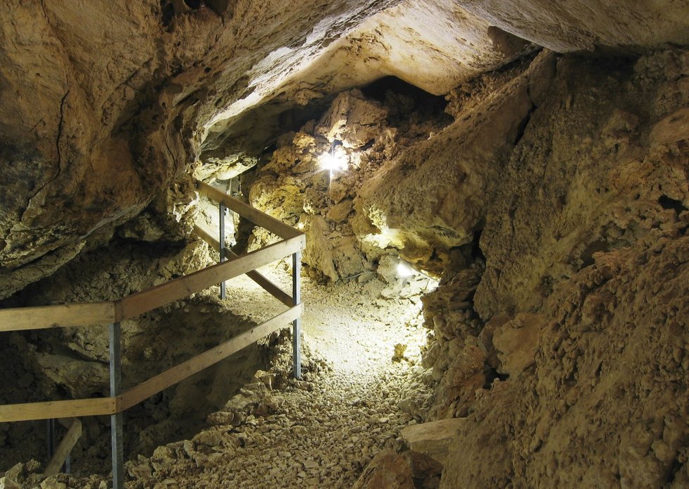 Jeskyni Na Turoldu najdete na okraji města.