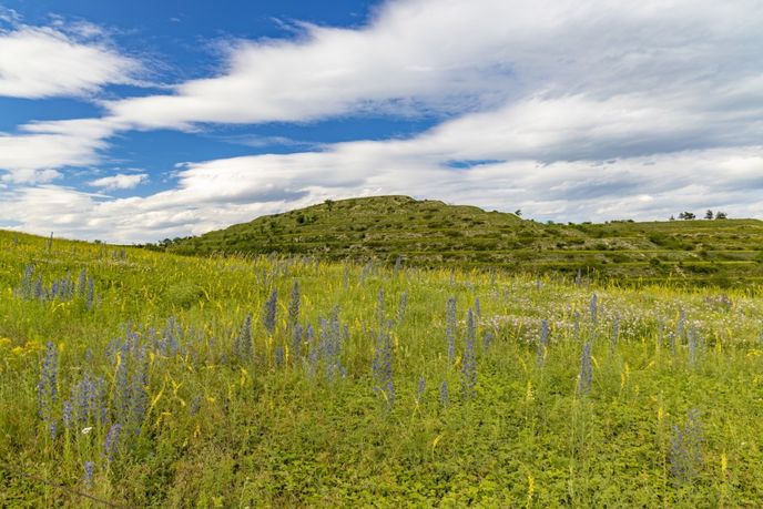 Vrch Velká Slunečná v Dunajovických kopcích připomíná stupňovitou středoamerickou pyramidu. Vrch Velká Slunečná v Dunajovických kopcích připomíná stupňovitou středoamerickou pyramidu.