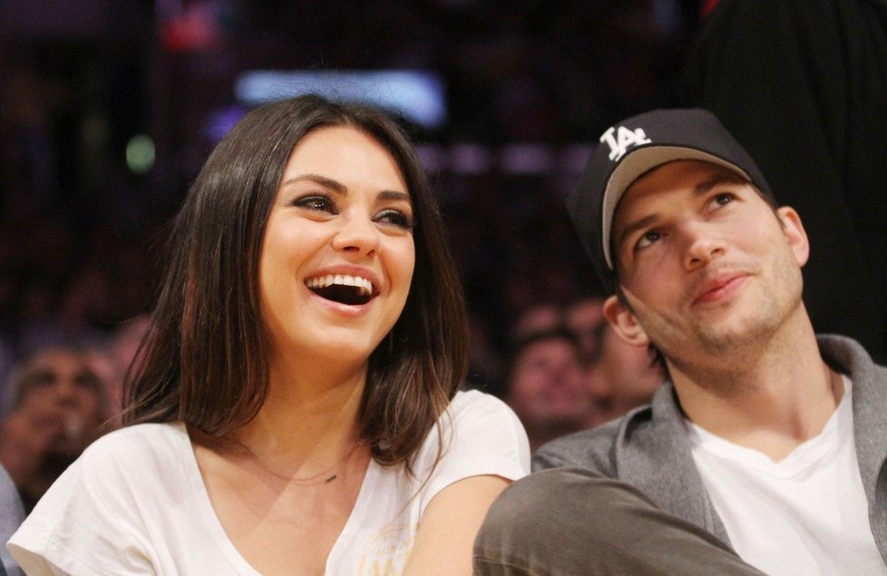 Manželé Ashton Kutcher a Mila Kunis na baseballu