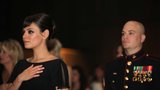 Sexy herečka Mila Kunis splnila sen mariňákovi a šla s ním na ples