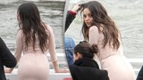 Mila Kunis pohoupala křivky na lodi pro Dior