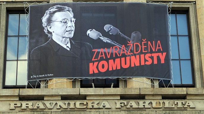 Banner spolku Dekomunizace připomínající zavraždění Milady Horákové komunisty - ilustrační snímek