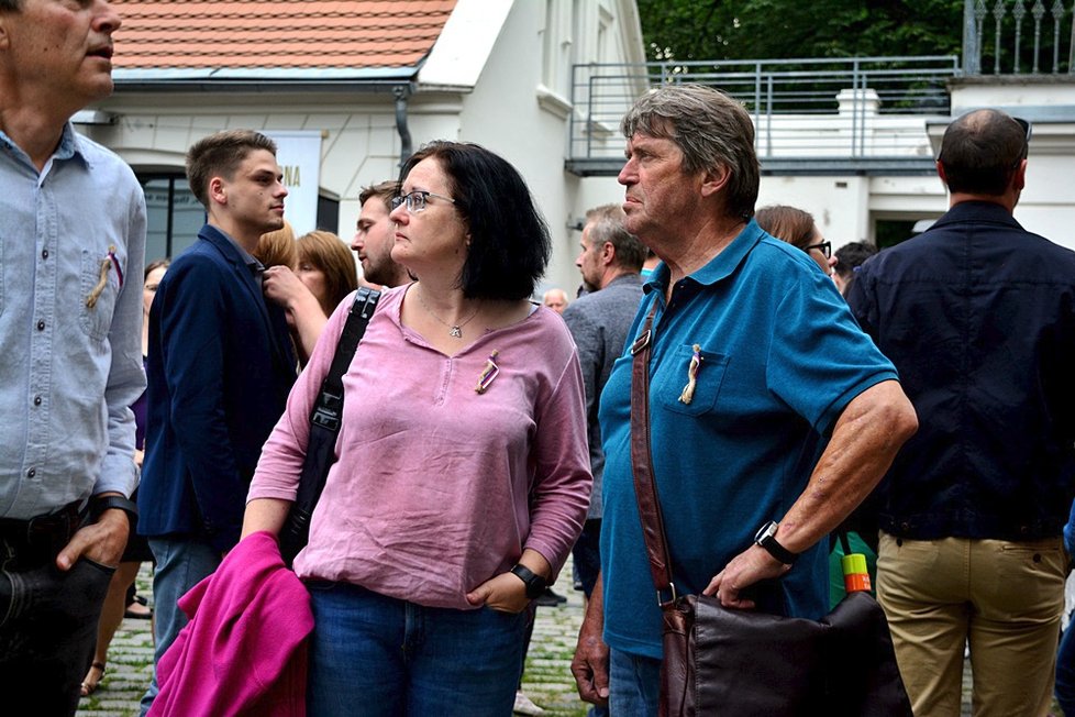 Stovky Pražanů uctily památku Milady Horákové. Na Kampu je přivedl strach z návratu komunismu.