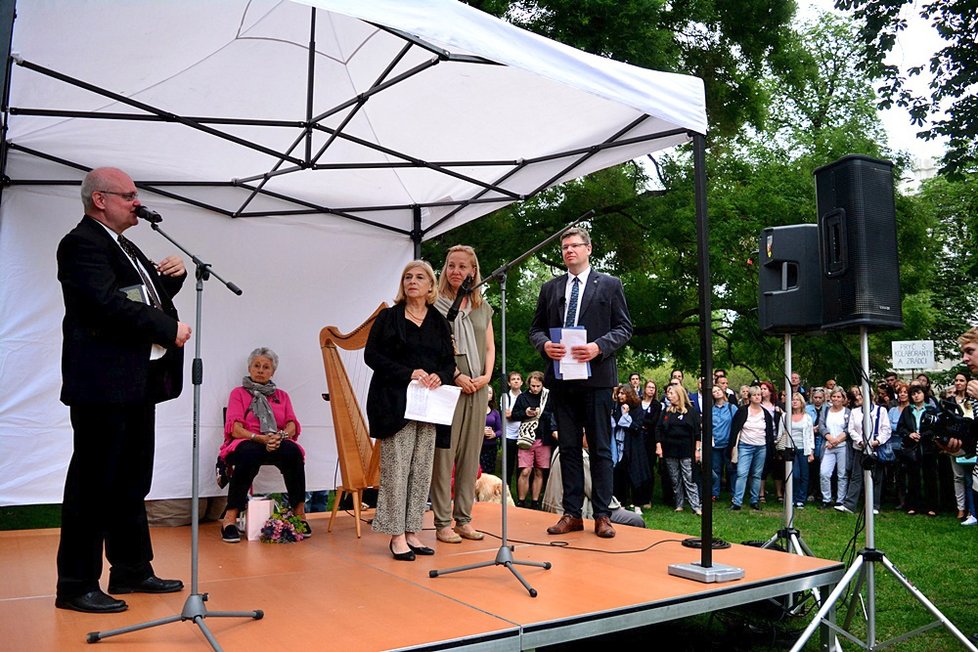 Stovky Pražanů uctily památku Milady Horákové. Na Kampu je přivedl strach z návratu komunismu.