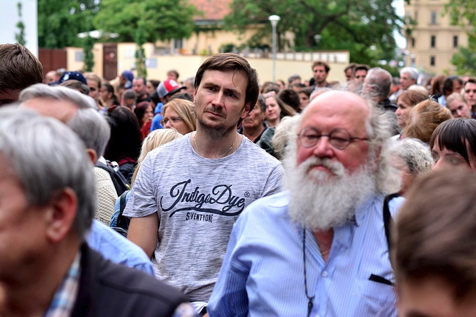 Stovky Pražanů uctily památku Milady Horákové. Na Kampu je přivedl strach z návratu komunismu.