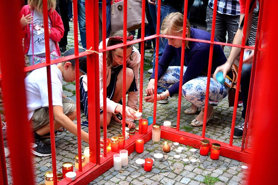 Stovky Pražanů uctily památku Milady Horákové. Na Kampu je přivedl strach z návratu komunismu.