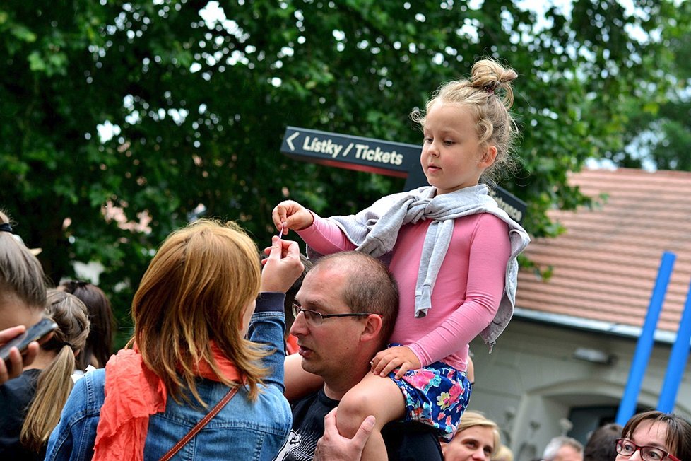 Stovky Pražanů uctily památku Milady Horákové. Na Kampu je přivedl strach z návratu komunismu.