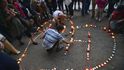 Pieta za Miladu Horákovou: Lidé na Kampě zpívali hymnu, četl se dopis na rozloučenou a zapalovaly se svíčky