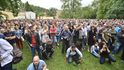 Pieta za Miladu Horákovou: Lidé na Kampě zpívali hymnu, četl se dopis na rozloučenou a zapalovaly se svíčky